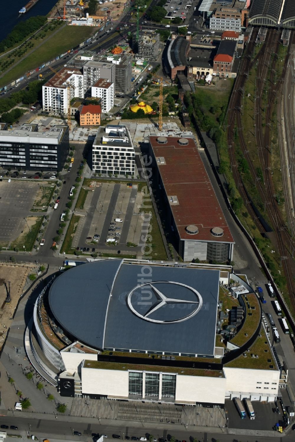 Luftaufnahme Berlin - Mercedes-Benz-Arena am Ufer des Flusses Spree im Ortsteil Friedrichshain in Berlin