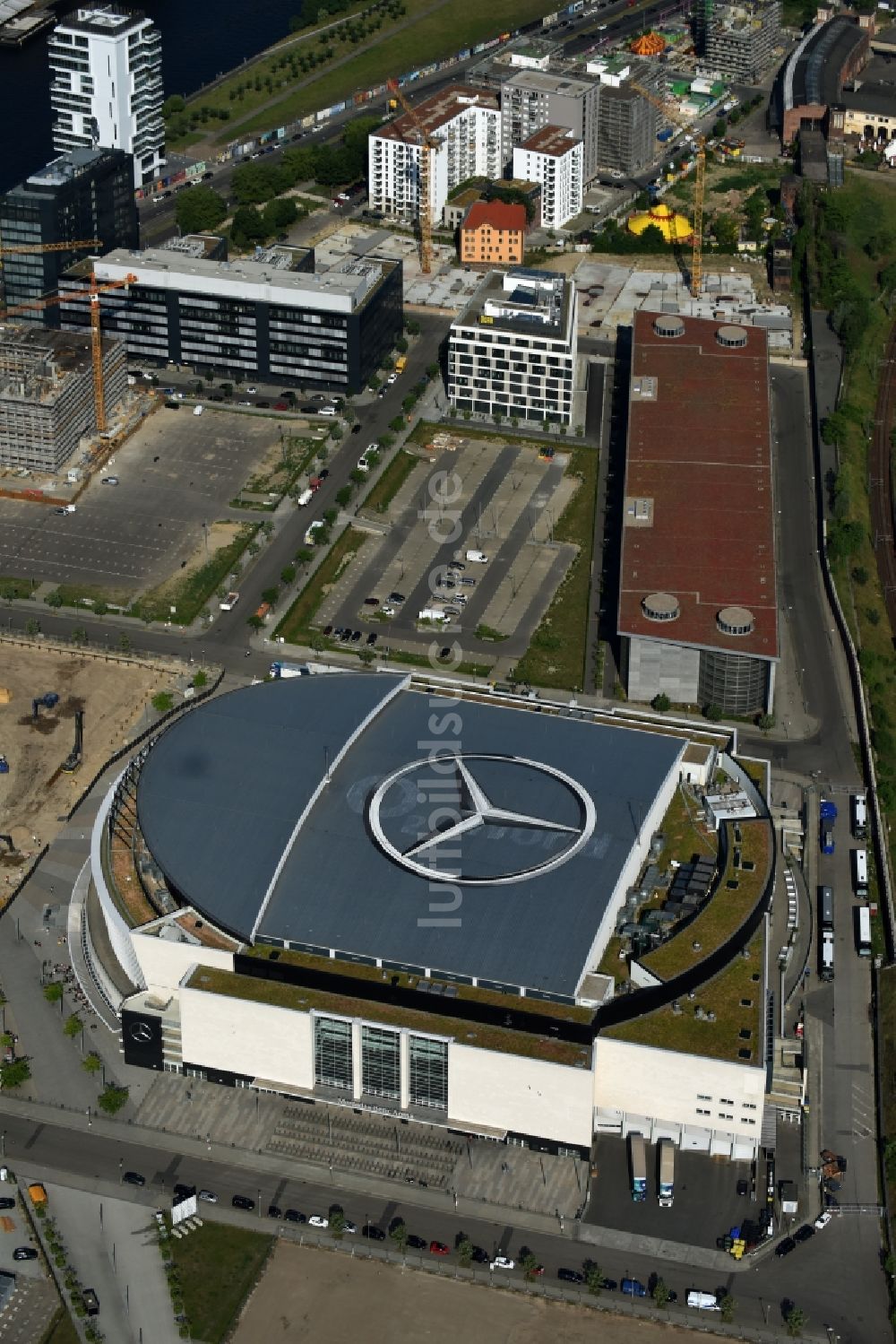 Berlin von oben - Mercedes-Benz-Arena am Ufer des Flusses Spree im Ortsteil Friedrichshain in Berlin