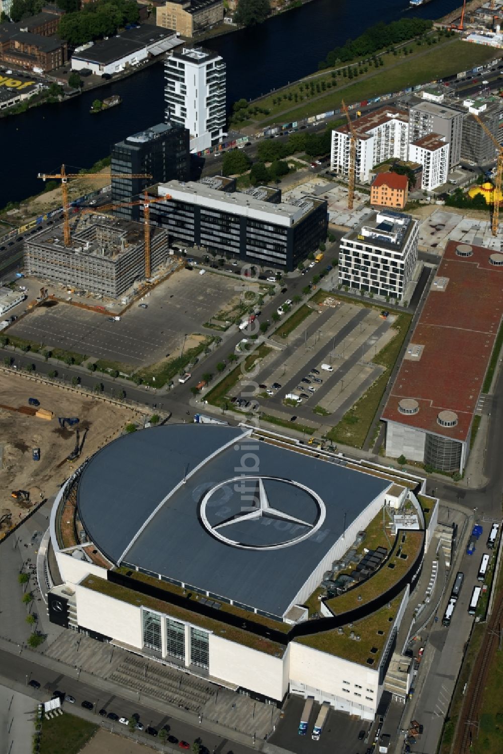 Berlin aus der Vogelperspektive: Mercedes-Benz-Arena am Ufer des Flusses Spree im Ortsteil Friedrichshain in Berlin