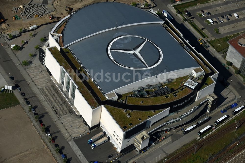 Luftbild Berlin - Mercedes-Benz-Arena am Ufer des Flusses Spree im Ortsteil Friedrichshain in Berlin