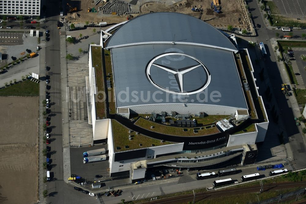 Berlin von oben - Mercedes-Benz-Arena am Ufer des Flusses Spree im Ortsteil Friedrichshain in Berlin