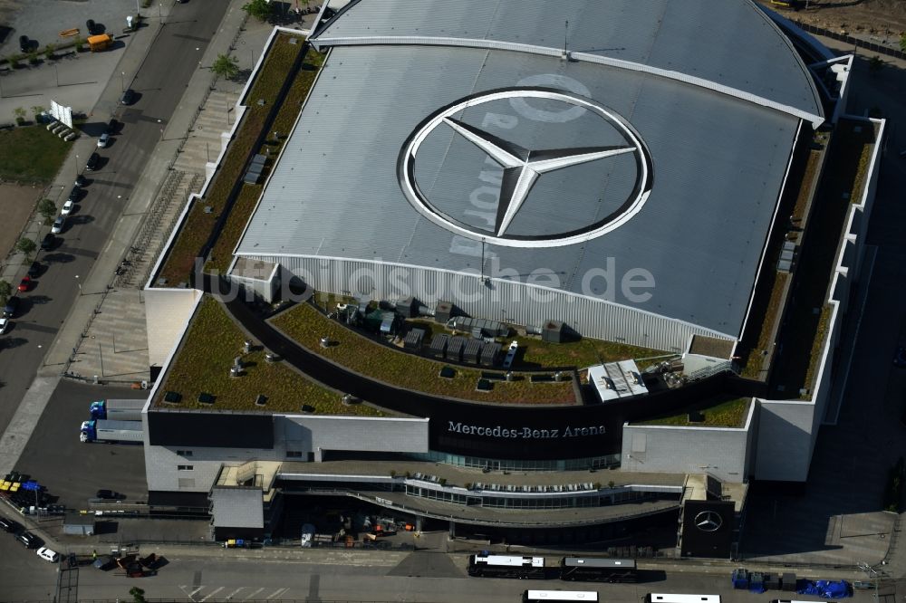 Luftbild Berlin - Mercedes-Benz-Arena am Ufer des Flusses Spree im Ortsteil Friedrichshain in Berlin