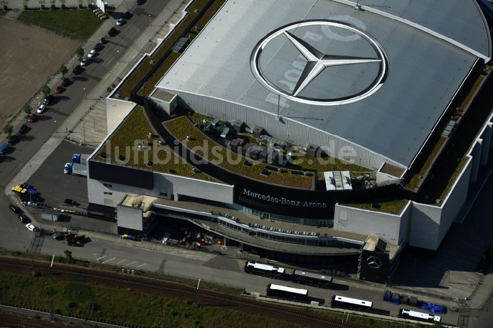 Luftaufnahme Berlin - Mercedes-Benz-Arena am Ufer des Flusses Spree im Ortsteil Friedrichshain in Berlin