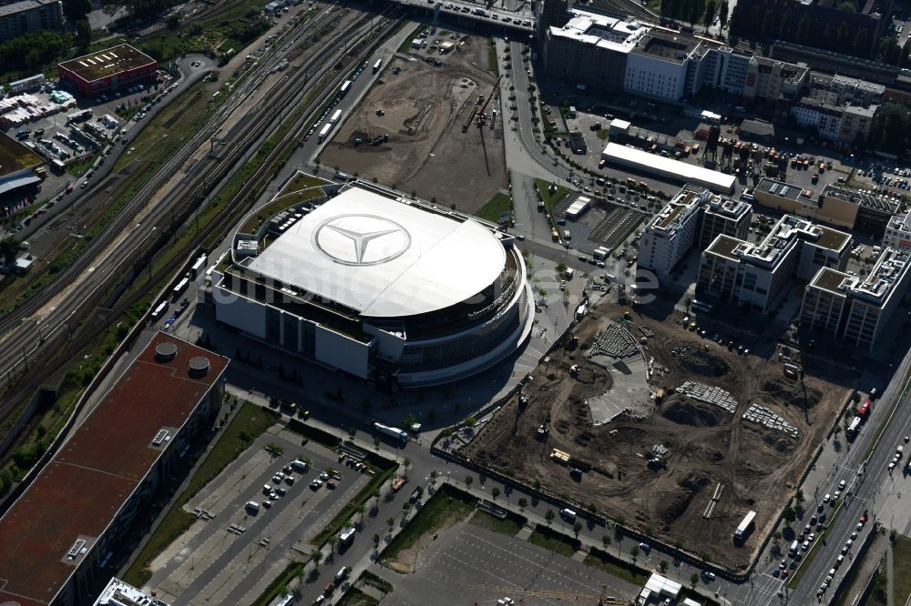Berlin aus der Vogelperspektive: Mercedes-Benz-Arena am Ufer des Flusses Spree im Ortsteil Friedrichshain in Berlin