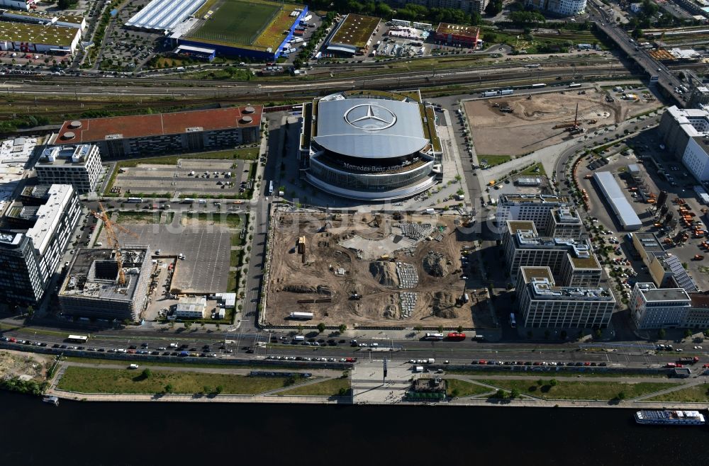 Luftbild Berlin - Mercedes-Benz-Arena am Ufer des Flusses Spree im Ortsteil Friedrichshain in Berlin