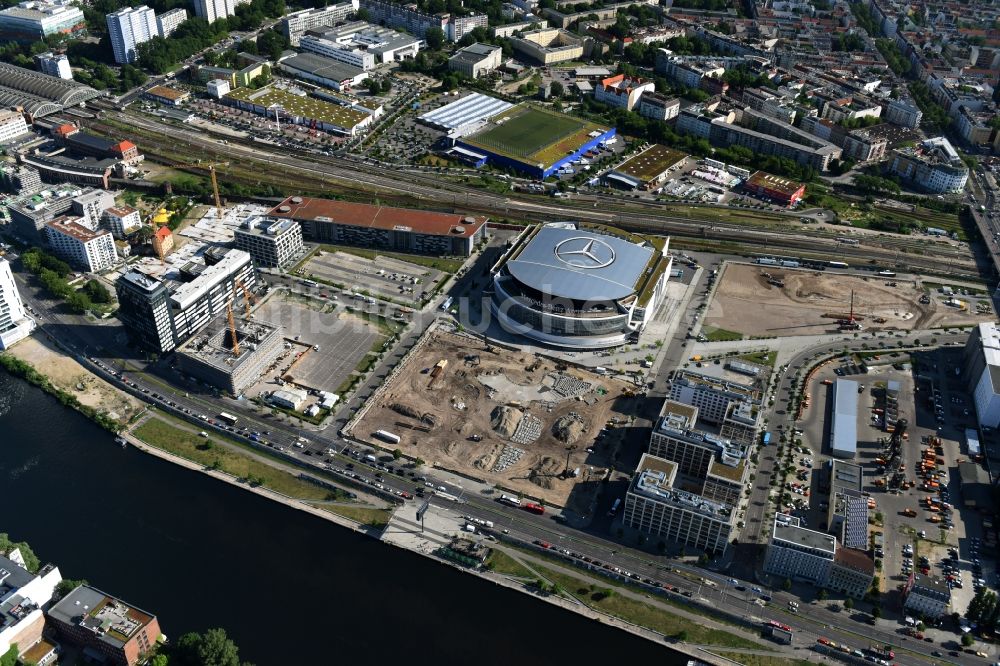 Luftaufnahme Berlin - Mercedes-Benz-Arena am Ufer des Flusses Spree im Ortsteil Friedrichshain in Berlin