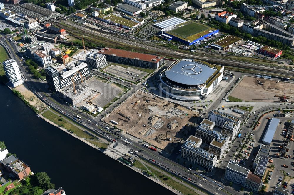 Berlin von oben - Mercedes-Benz-Arena am Ufer des Flusses Spree im Ortsteil Friedrichshain in Berlin