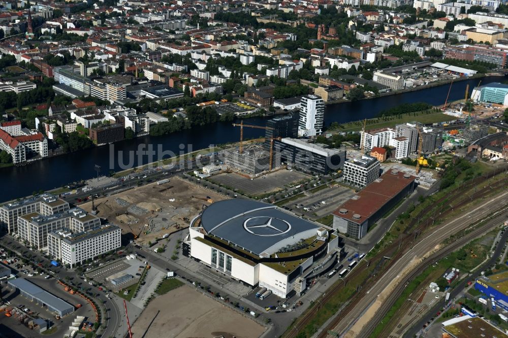 Berlin aus der Vogelperspektive: Mercedes-Benz-Arena am Ufer des Flusses Spree im Ortsteil Friedrichshain in Berlin