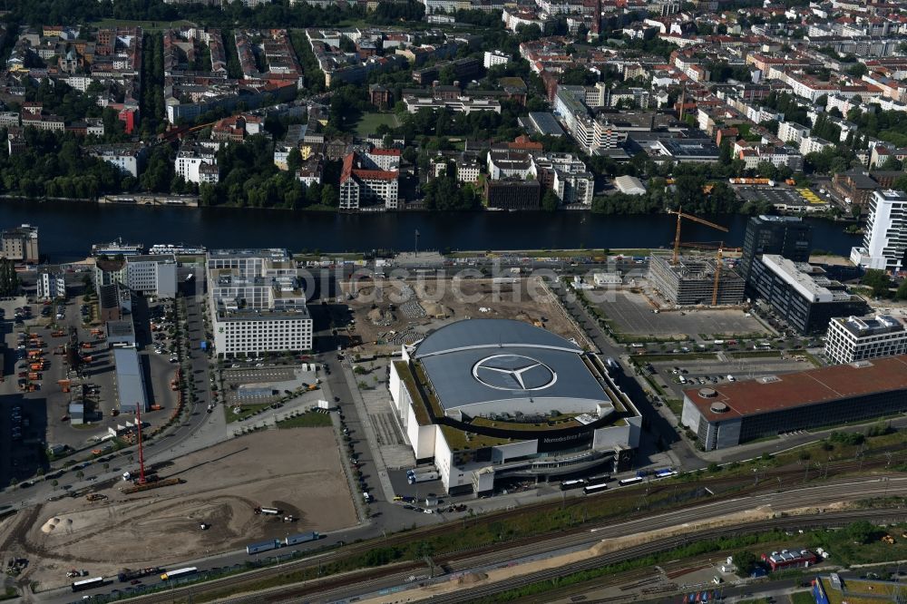 Luftbild Berlin - Mercedes-Benz-Arena am Ufer des Flusses Spree im Ortsteil Friedrichshain in Berlin