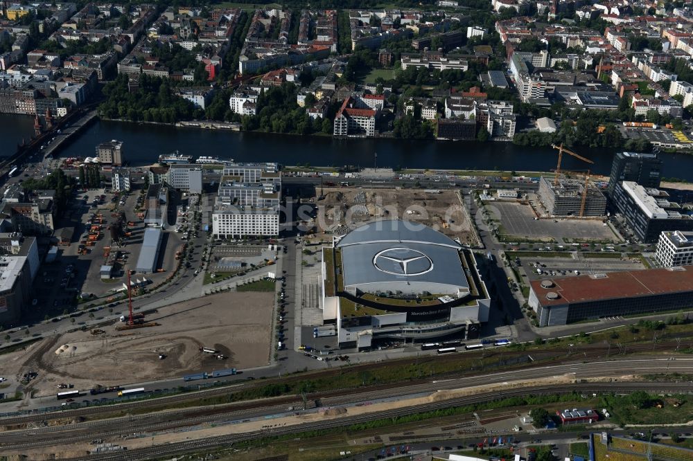 Luftaufnahme Berlin - Mercedes-Benz-Arena am Ufer des Flusses Spree im Ortsteil Friedrichshain in Berlin