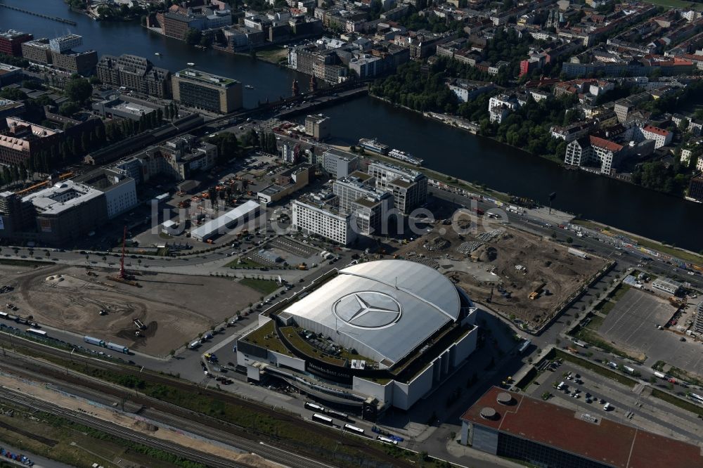 Berlin aus der Vogelperspektive: Mercedes-Benz-Arena am Ufer des Flusses Spree im Ortsteil Friedrichshain in Berlin