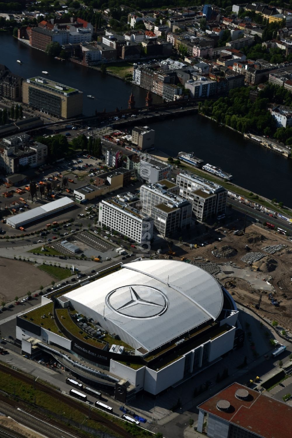 Luftbild Berlin - Mercedes-Benz-Arena am Ufer des Flusses Spree im Ortsteil Friedrichshain in Berlin