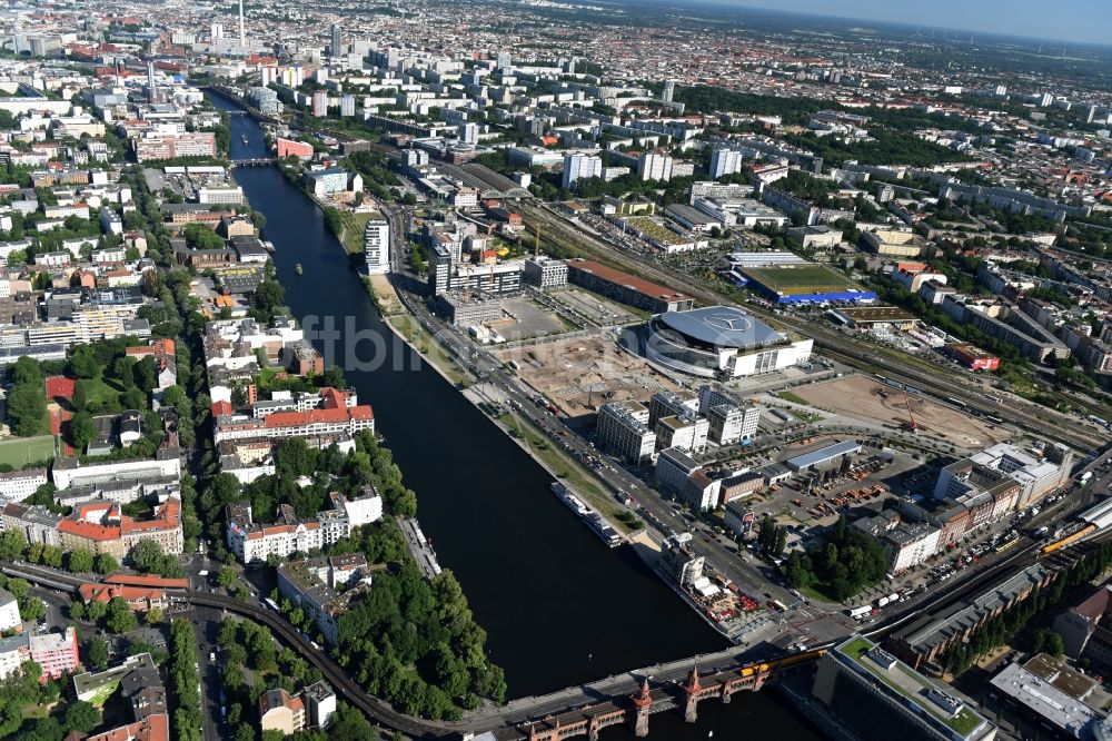 Berlin aus der Vogelperspektive: Mercedes-Benz-Arena am Ufer des Flusses Spree im Ortsteil Friedrichshain in Berlin