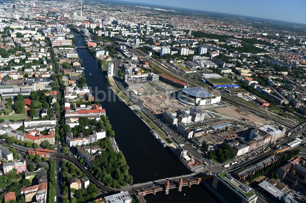 Luftbild Berlin - Mercedes-Benz-Arena am Ufer des Flusses Spree im Ortsteil Friedrichshain in Berlin