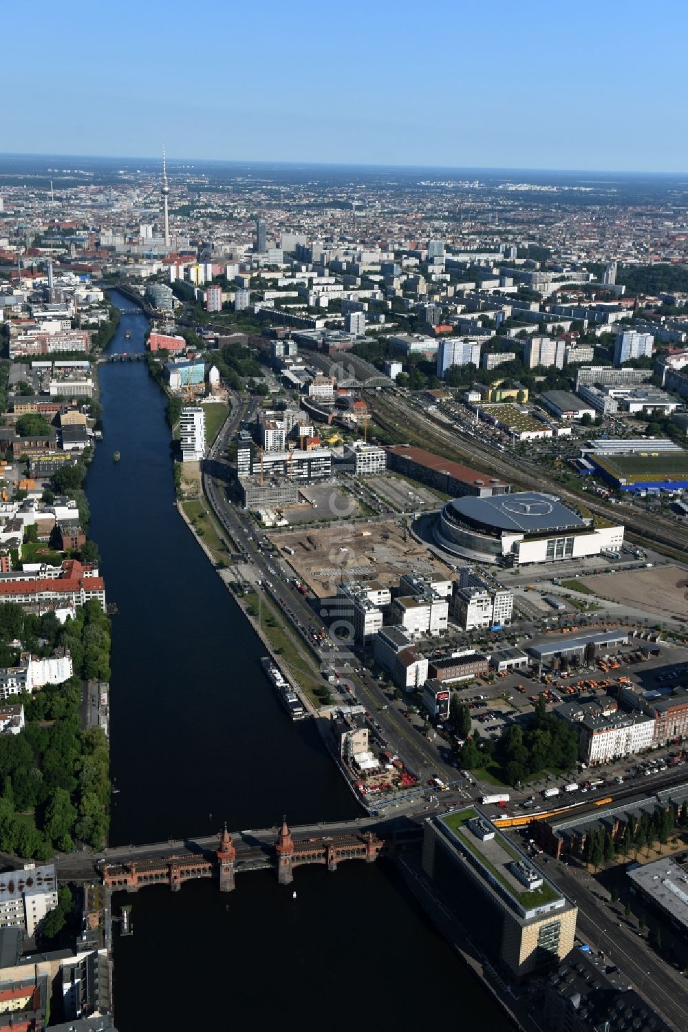 Luftaufnahme Berlin - Mercedes-Benz-Arena am Ufer des Flusses Spree im Ortsteil Friedrichshain in Berlin