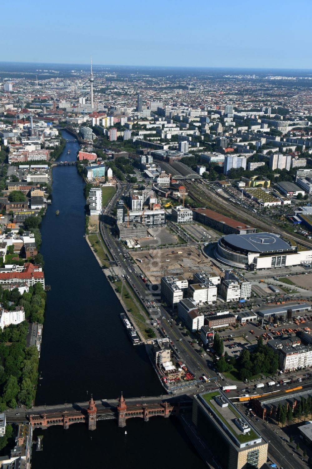 Berlin von oben - Mercedes-Benz-Arena am Ufer des Flusses Spree im Ortsteil Friedrichshain in Berlin