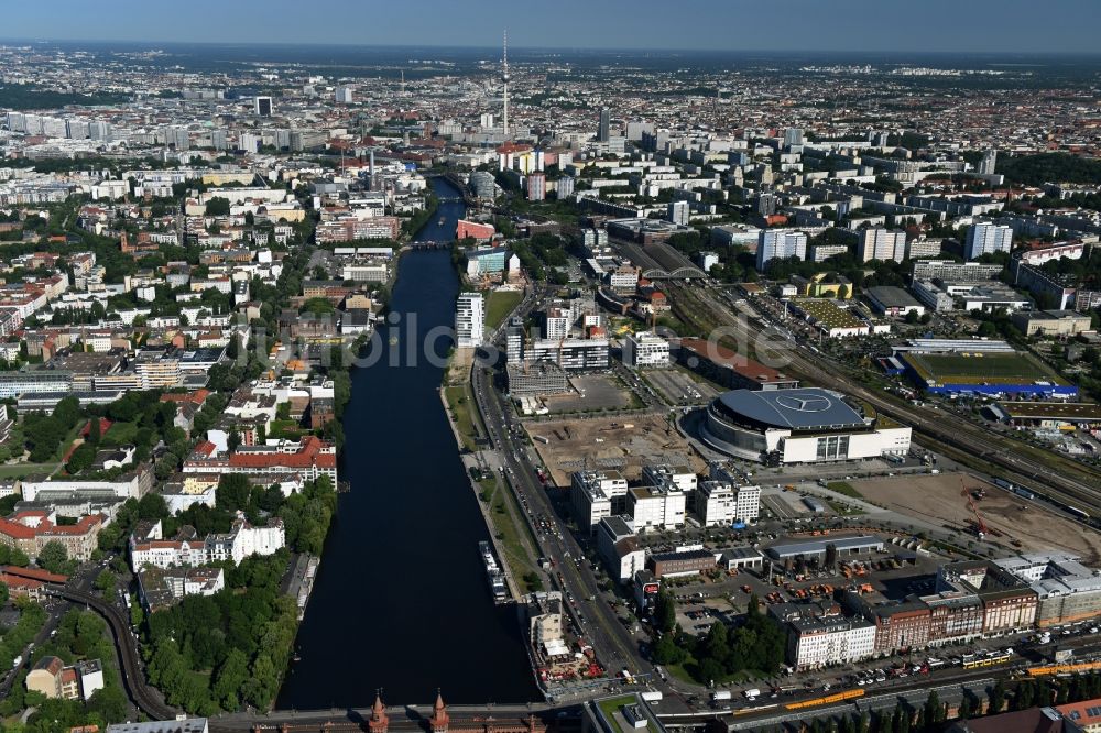 Berlin aus der Vogelperspektive: Mercedes-Benz-Arena am Ufer des Flusses Spree im Ortsteil Friedrichshain in Berlin