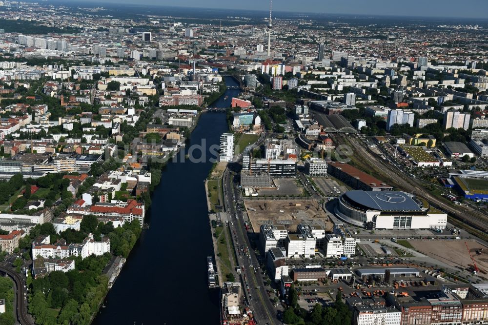 Luftbild Berlin - Mercedes-Benz-Arena am Ufer des Flusses Spree im Ortsteil Friedrichshain in Berlin