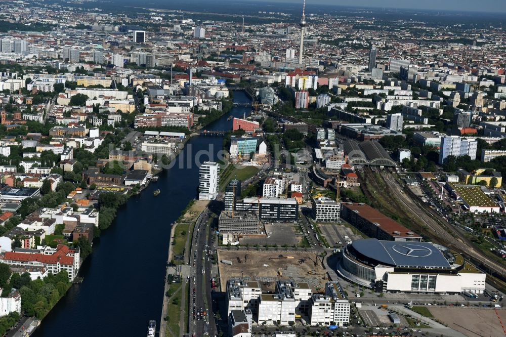 Luftaufnahme Berlin - Mercedes-Benz-Arena am Ufer des Flusses Spree im Ortsteil Friedrichshain in Berlin