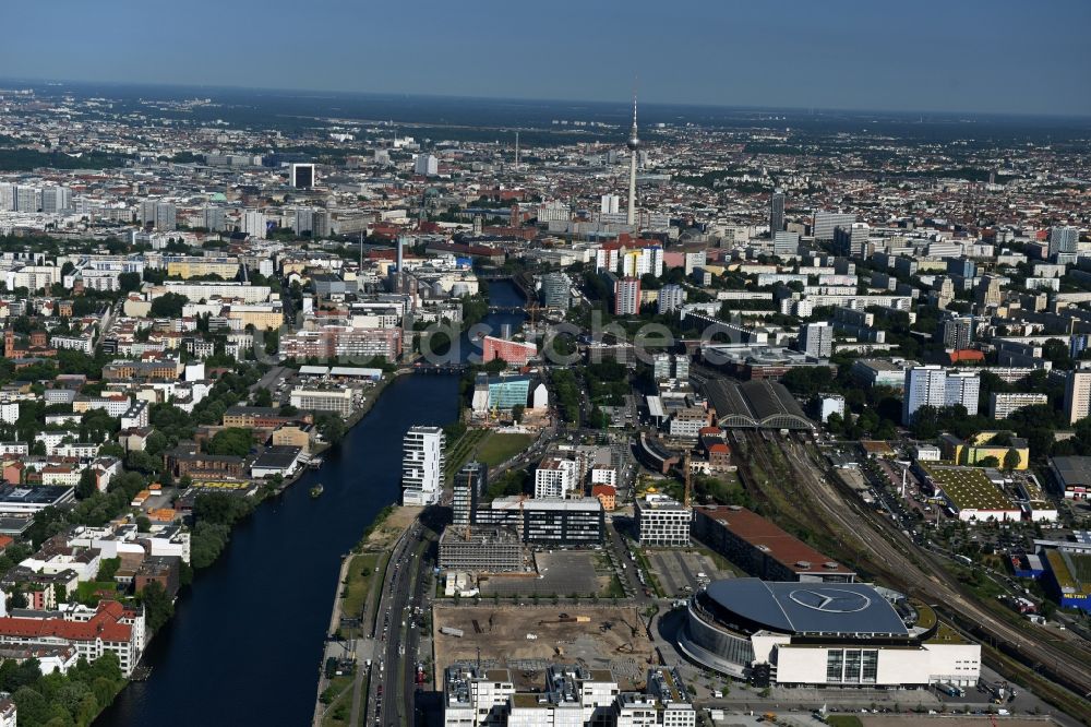 Berlin von oben - Mercedes-Benz-Arena am Ufer des Flusses Spree im Ortsteil Friedrichshain in Berlin