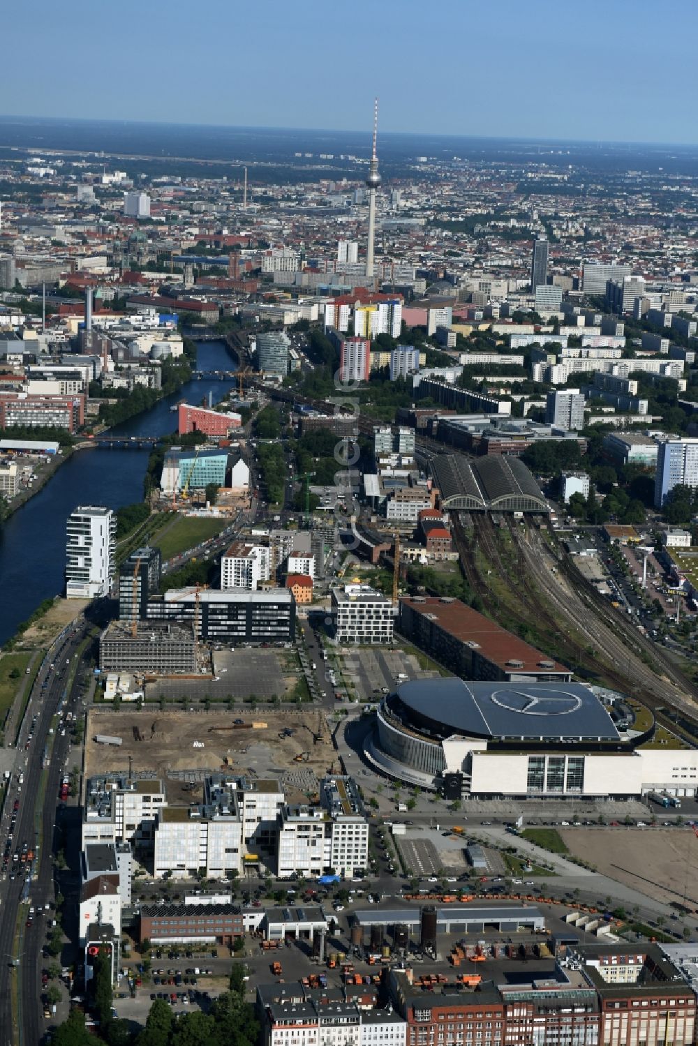 Berlin aus der Vogelperspektive: Mercedes-Benz-Arena am Ufer des Flusses Spree im Ortsteil Friedrichshain in Berlin