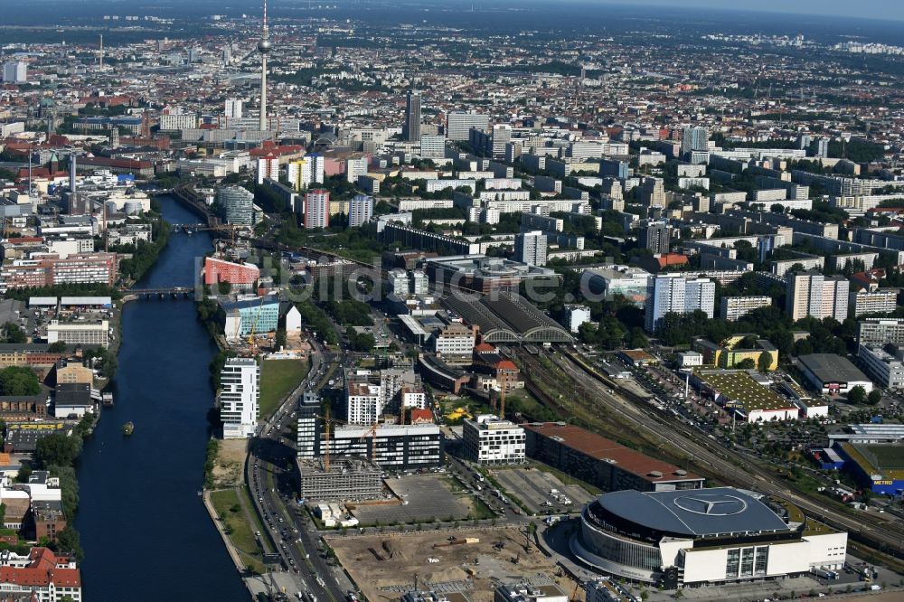 Luftbild Berlin - Mercedes-Benz-Arena am Ufer des Flusses Spree im Ortsteil Friedrichshain in Berlin