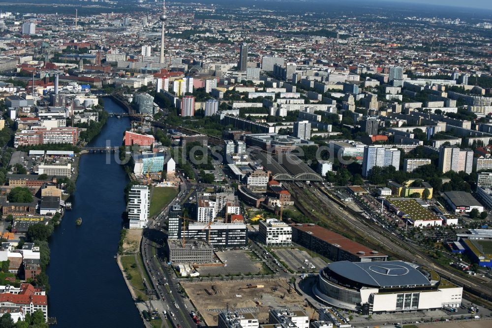 Luftaufnahme Berlin - Mercedes-Benz-Arena am Ufer des Flusses Spree im Ortsteil Friedrichshain in Berlin