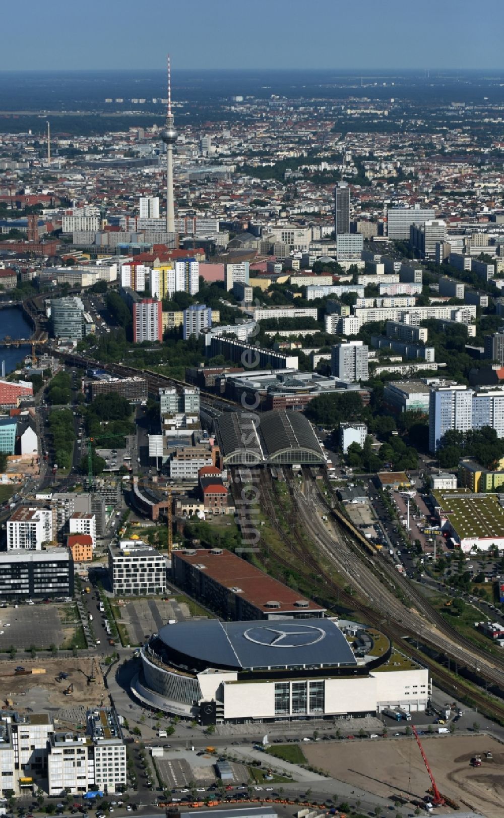 Berlin aus der Vogelperspektive: Mercedes-Benz-Arena am Ufer des Flusses Spree im Ortsteil Friedrichshain in Berlin