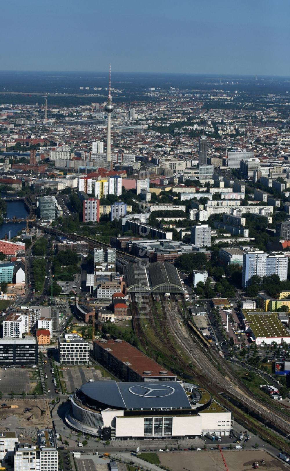 Luftbild Berlin - Mercedes-Benz-Arena am Ufer des Flusses Spree im Ortsteil Friedrichshain in Berlin