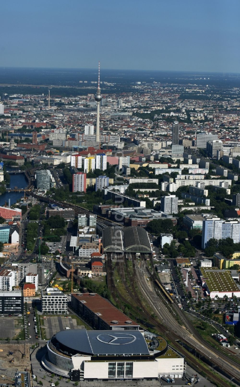 Luftaufnahme Berlin - Mercedes-Benz-Arena am Ufer des Flusses Spree im Ortsteil Friedrichshain in Berlin