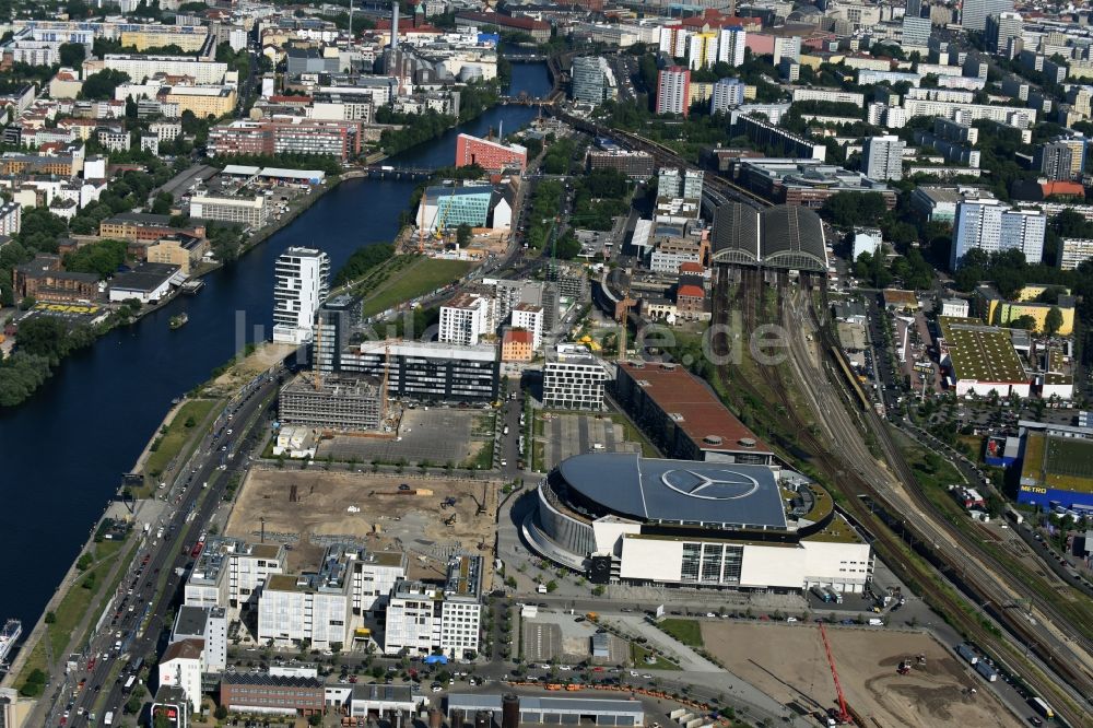 Berlin von oben - Mercedes-Benz-Arena am Ufer des Flusses Spree im Ortsteil Friedrichshain in Berlin