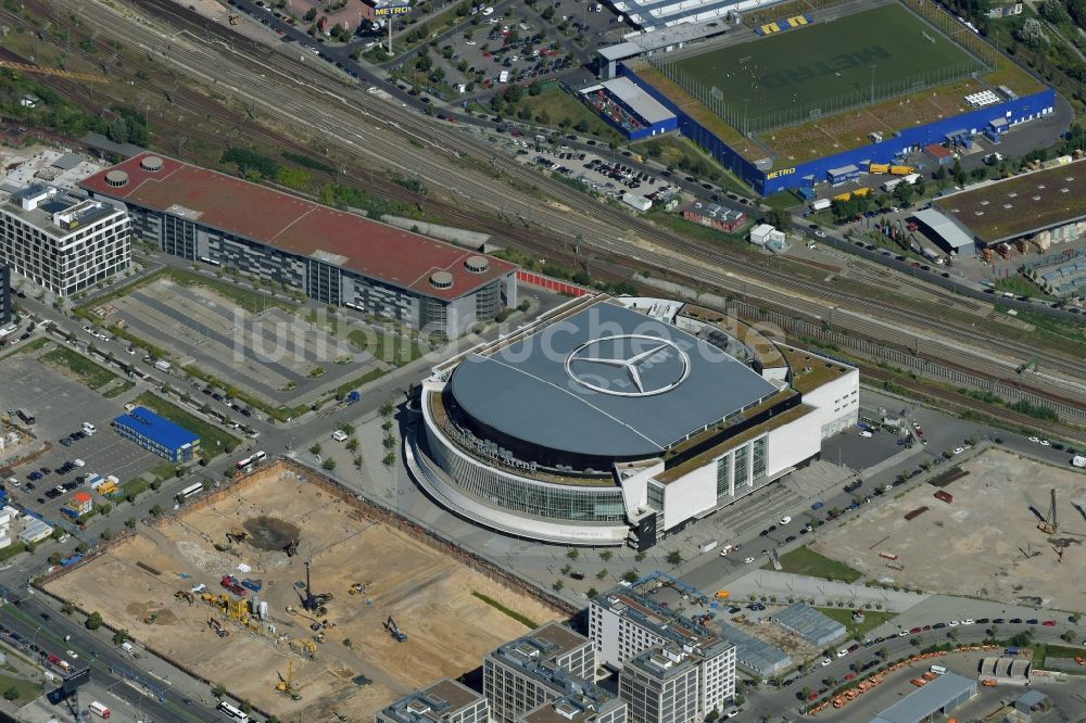 Luftbild Berlin - Mercedes-Benz-Arena am Ufer des Flusses Spree im Ortsteil Friedrichshain in Berlin