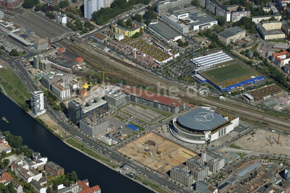 Luftaufnahme Berlin - Mercedes-Benz-Arena am Ufer des Flusses Spree im Ortsteil Friedrichshain in Berlin