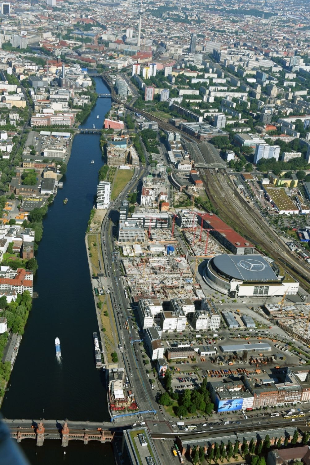 Berlin von oben - Mercedes-Benz-Arena am Ufer des Flusses Spree im Ortsteil Friedrichshain in Berlin