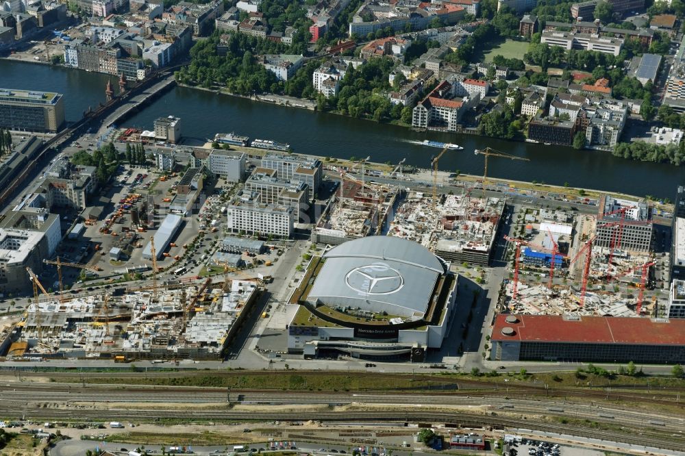 Luftbild Berlin - Mercedes-Benz-Arena am Ufer des Flusses Spree im Ortsteil Friedrichshain in Berlin