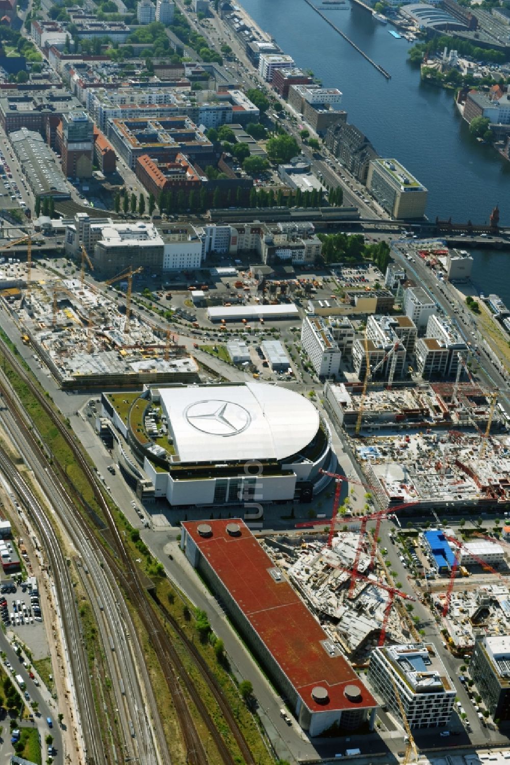 Luftaufnahme Berlin - Mercedes-Benz-Arena am Ufer des Flusses Spree im Ortsteil Friedrichshain in Berlin