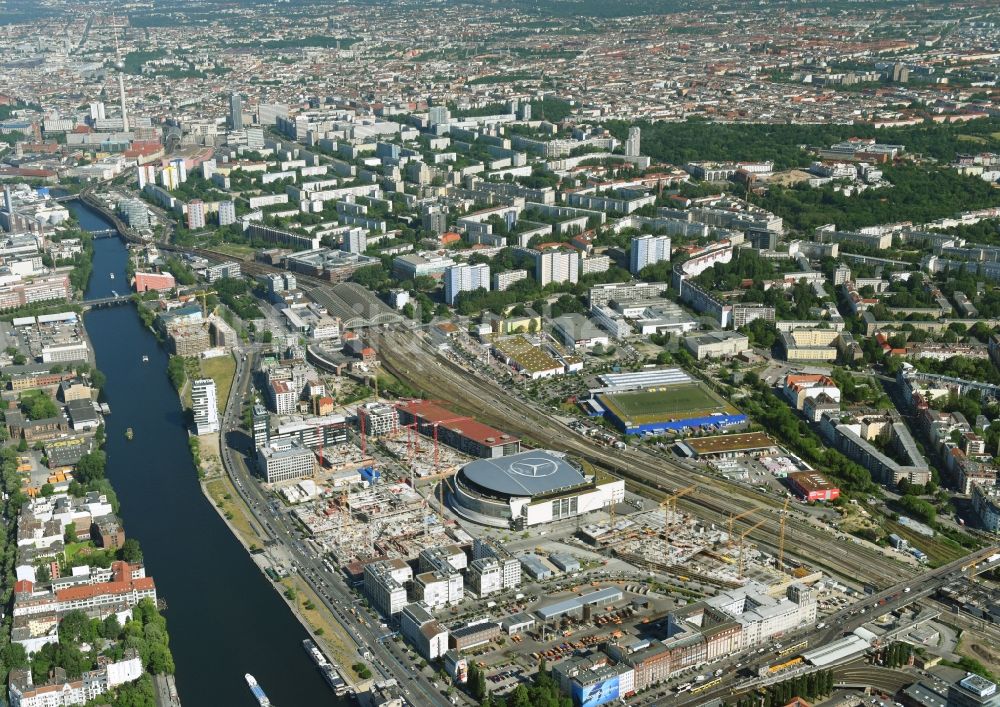 Berlin von oben - Mercedes-Benz-Arena am Ufer des Flusses Spree im Ortsteil Friedrichshain in Berlin