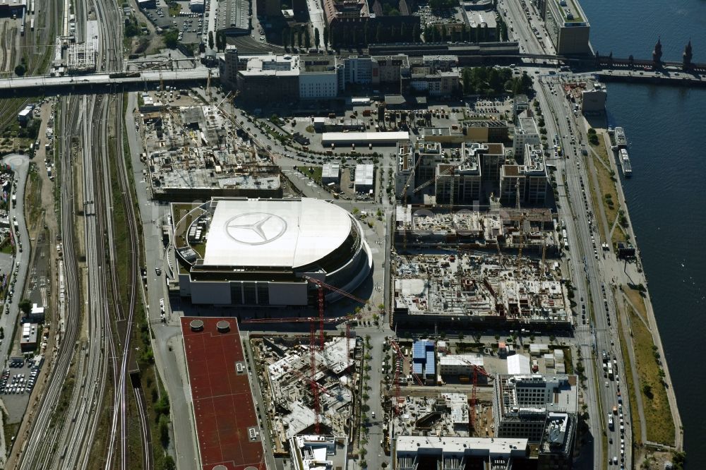 Berlin aus der Vogelperspektive: Mercedes-Benz-Arena am Ufer des Flusses Spree im Ortsteil Friedrichshain in Berlin