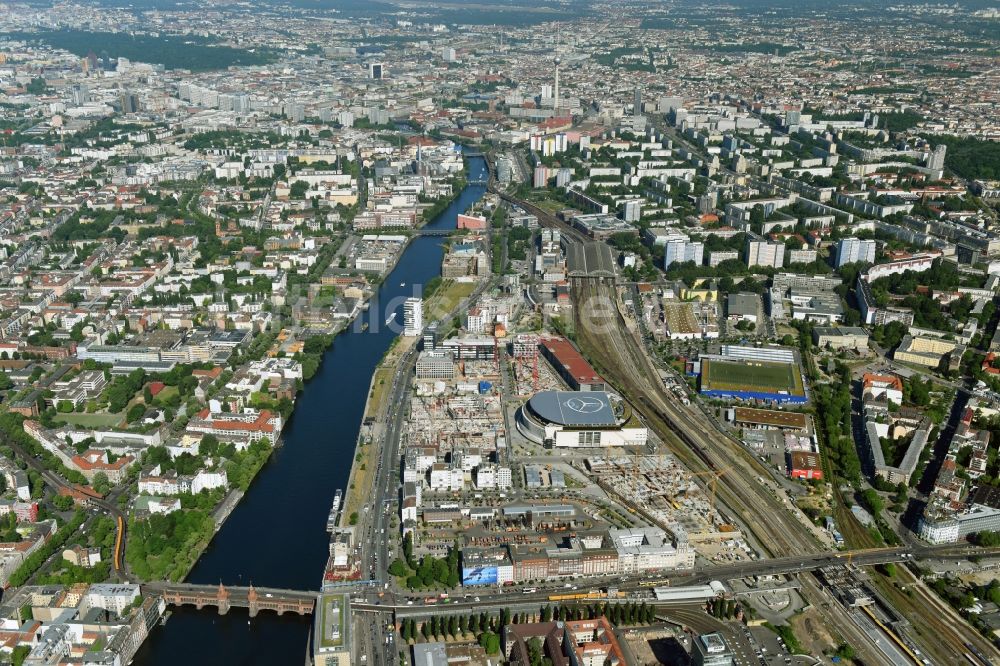 Luftbild Berlin - Mercedes-Benz-Arena am Ufer des Flusses Spree im Ortsteil Friedrichshain in Berlin