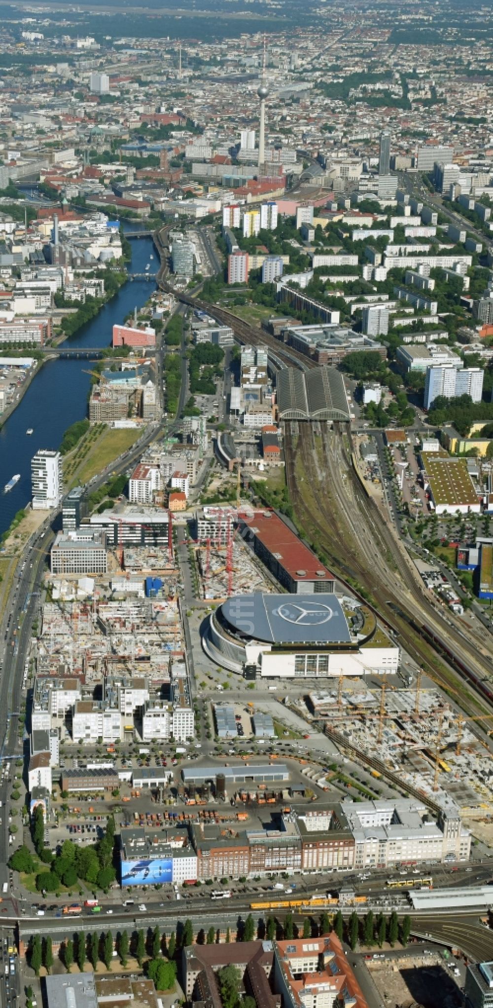 Luftaufnahme Berlin - Mercedes-Benz-Arena am Ufer des Flusses Spree im Ortsteil Friedrichshain in Berlin