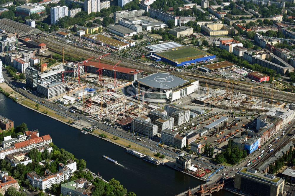 Berlin aus der Vogelperspektive: Mercedes-Benz-Arena am Ufer des Flusses Spree im Ortsteil Friedrichshain in Berlin