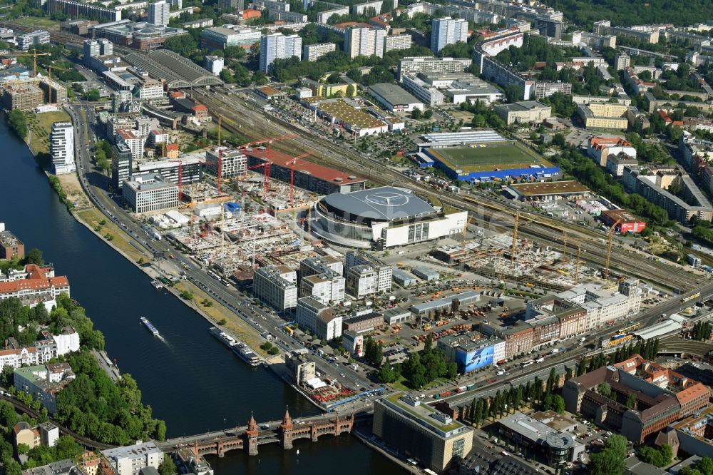 Luftbild Berlin - Mercedes-Benz-Arena am Ufer des Flusses Spree im Ortsteil Friedrichshain in Berlin