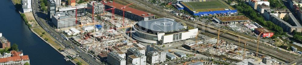 Luftaufnahme Berlin - Mercedes-Benz-Arena am Ufer des Flusses Spree im Ortsteil Friedrichshain in Berlin