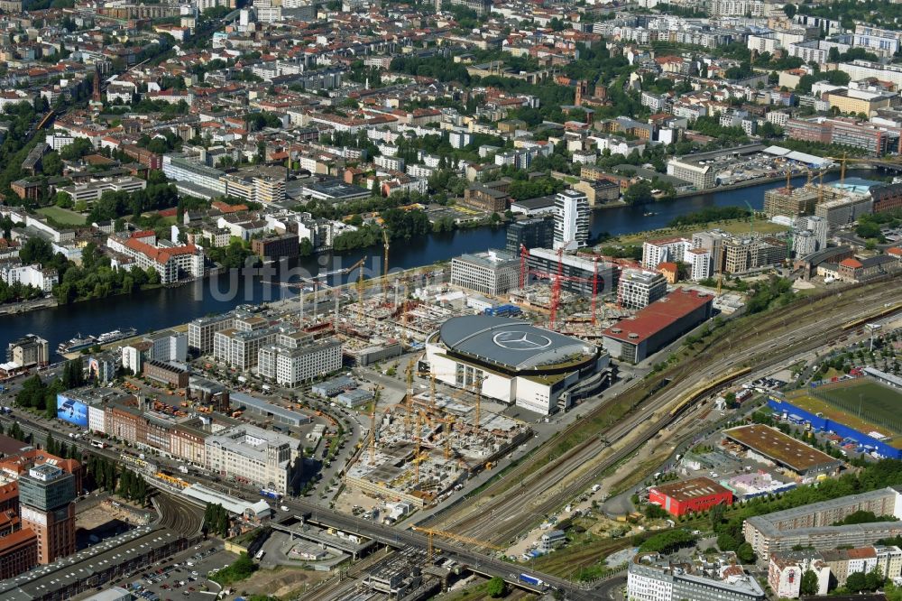 Berlin aus der Vogelperspektive: Mercedes-Benz-Arena am Ufer des Flusses Spree im Ortsteil Friedrichshain in Berlin