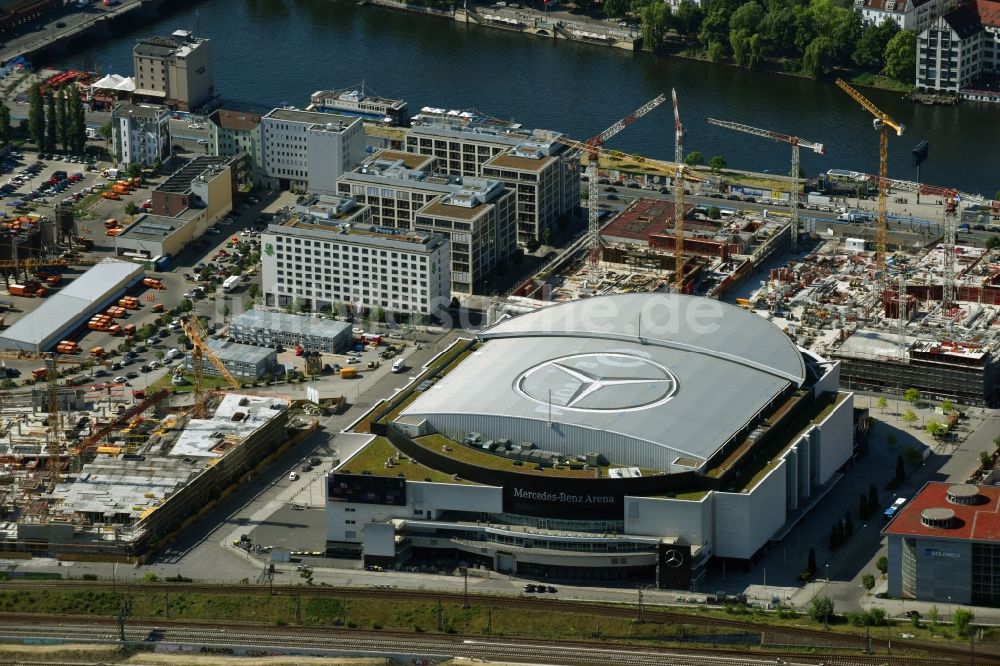 Luftbild Berlin - Mercedes-Benz-Arena am Ufer des Flusses Spree im Ortsteil Friedrichshain in Berlin