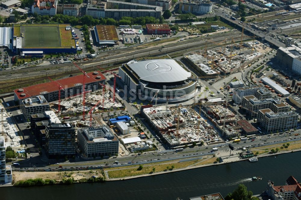 Berlin aus der Vogelperspektive: Mercedes-Benz-Arena am Ufer des Flusses Spree im Ortsteil Friedrichshain in Berlin