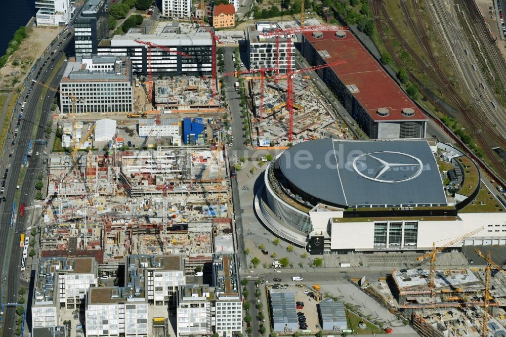 Luftaufnahme Berlin - Mercedes-Benz-Arena am Ufer des Flusses Spree im Ortsteil Friedrichshain in Berlin