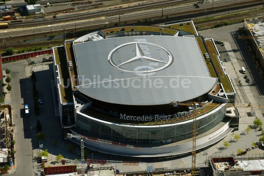 Berlin aus der Vogelperspektive: Mercedes-Benz-Arena am Ufer des Flusses Spree im Ortsteil Friedrichshain in Berlin