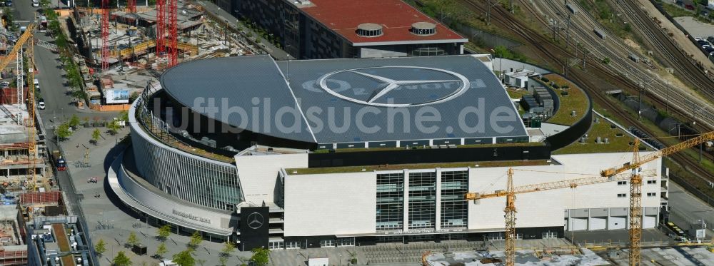 Luftbild Berlin - Mercedes-Benz-Arena am Ufer des Flusses Spree im Ortsteil Friedrichshain in Berlin