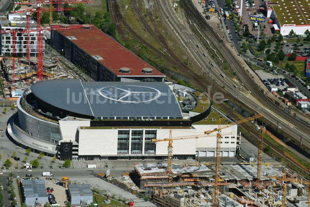 Luftaufnahme Berlin - Mercedes-Benz-Arena am Ufer des Flusses Spree im Ortsteil Friedrichshain in Berlin